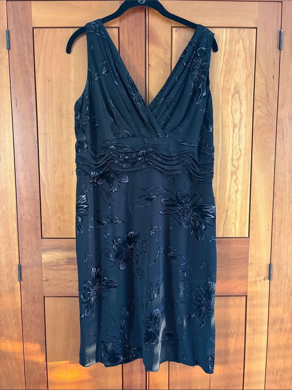 Evan Picone Black Floral V-Neck cocktail Dress